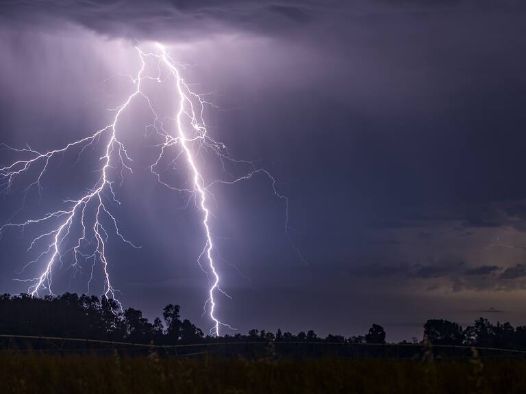 21 de Enero de 2018/TEMUCO Una tormenta eléctrica sorprendió a los habitantes de la Región de la Araucanía , en la imagen junto al volcán Llaima de fondo.
FOTO:FRANCISCO NEGRONI/AGENCIAUNO