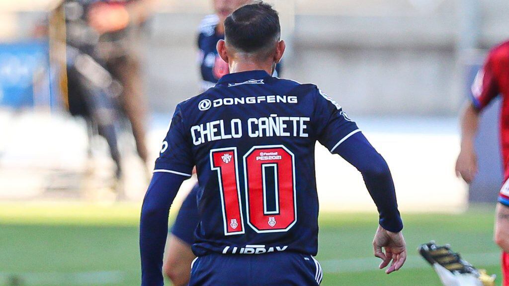 3 DE MARZO DE 2021/RANCAGUALos jugadores Marcelo Caete (c) y Simon Contreras agregan sus apodos a la camiseta, durante el partido valido por la segunda fecha del Campeonato Nacional AFP PlanVital 2021 entre Universidad de Chile y Huachipato, disputado en el Estadio El Teniente.
FOTO: SEBASTIAN ORIA/AGENCIAUNO