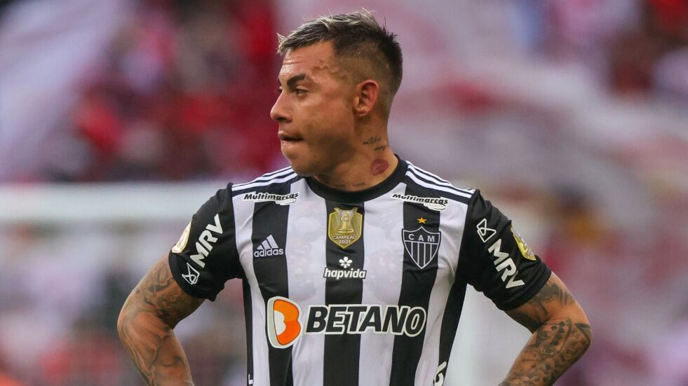 Eduardo Vargas recibe duras críticas de su DT tras ser expulsado en Copa Libertadores: "No podemos aceptarlo"