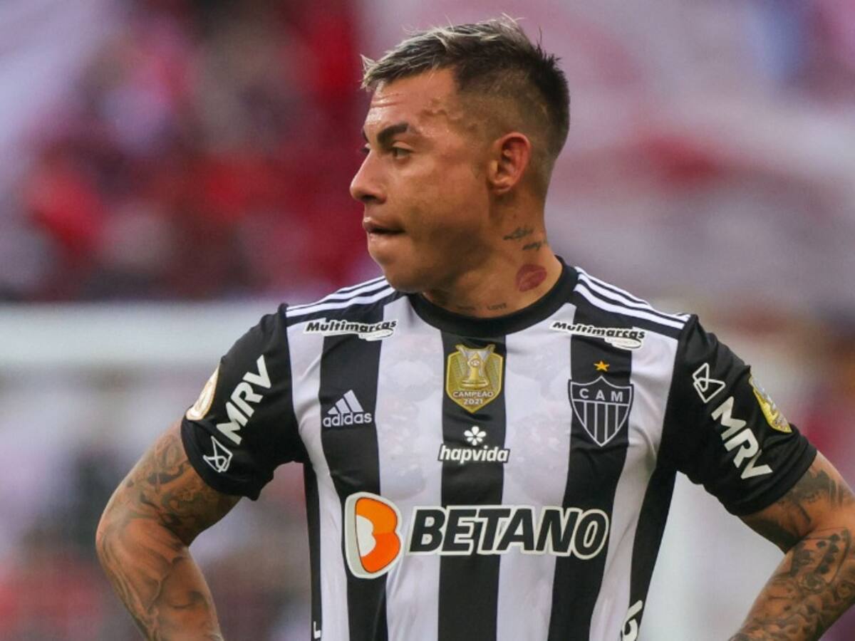 Eduardo Vargas recibe duras críticas de su DT tras ser expulsado en Copa Libertadores: «No podemos aceptarlo»
