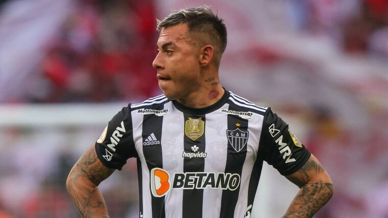 Eduardo Vargas recibe duras críticas de su DT tras ser expulsado en Copa Libertadores: "No podemos aceptarlo"