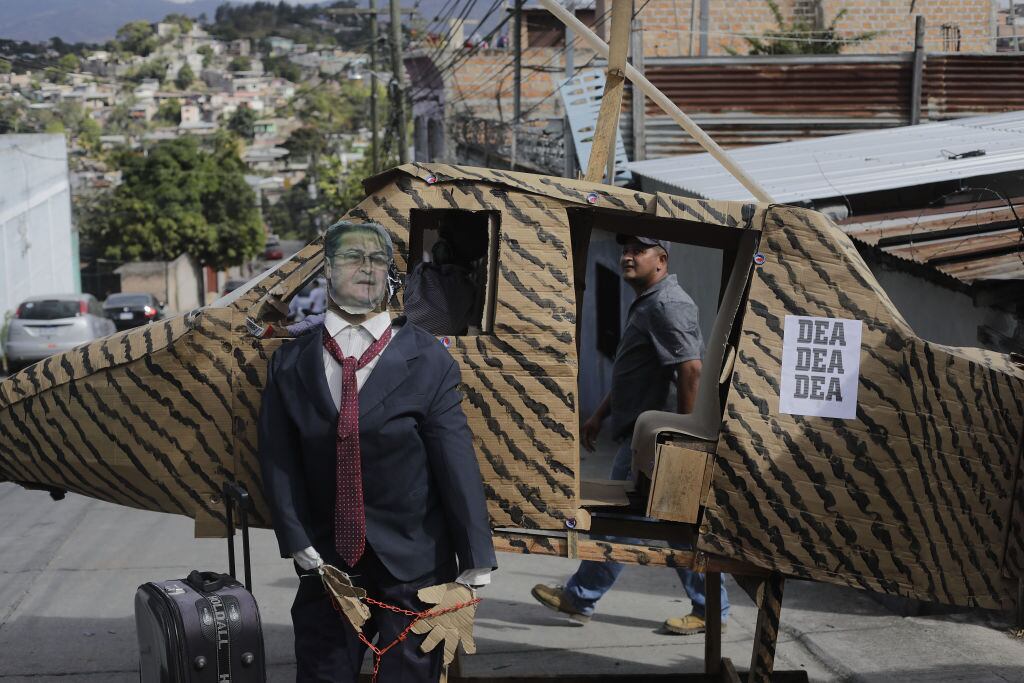 En Tegucigalpa utilizan la imagen del expresidente Hernández en año nuevo