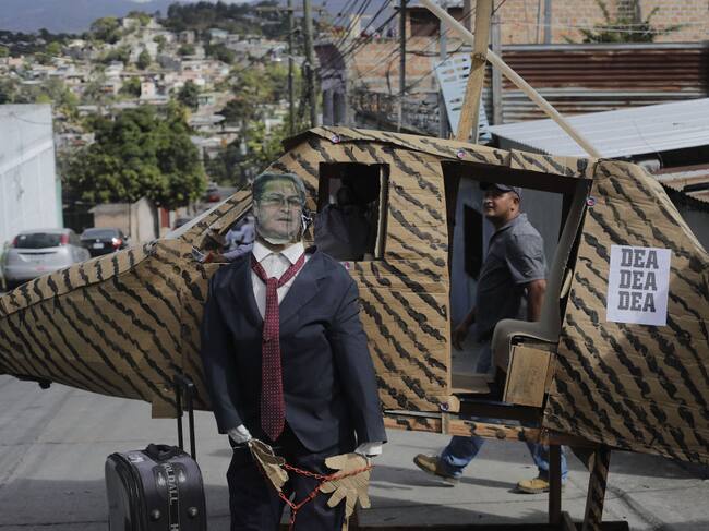 En Tegucigalpa utilizan la imagen del expresidente Hernández en año nuevo