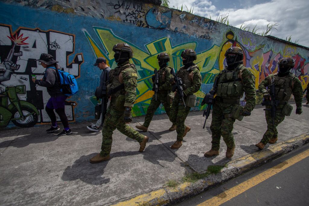 Un grupo de soldados de Ecuador vigilan en las calles de la ciudad de Quito, tras la ola de violencia que desataron los grupos criminales vinculados al narcotráfico.