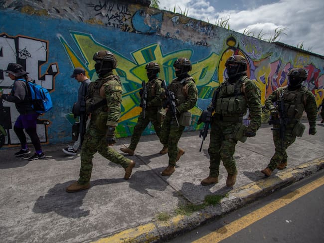 Un grupo de soldados de Ecuador vigilan en las calles de la ciudad de Quito, tras la ola de violencia que desataron los grupos criminales vinculados al narcotráfico.