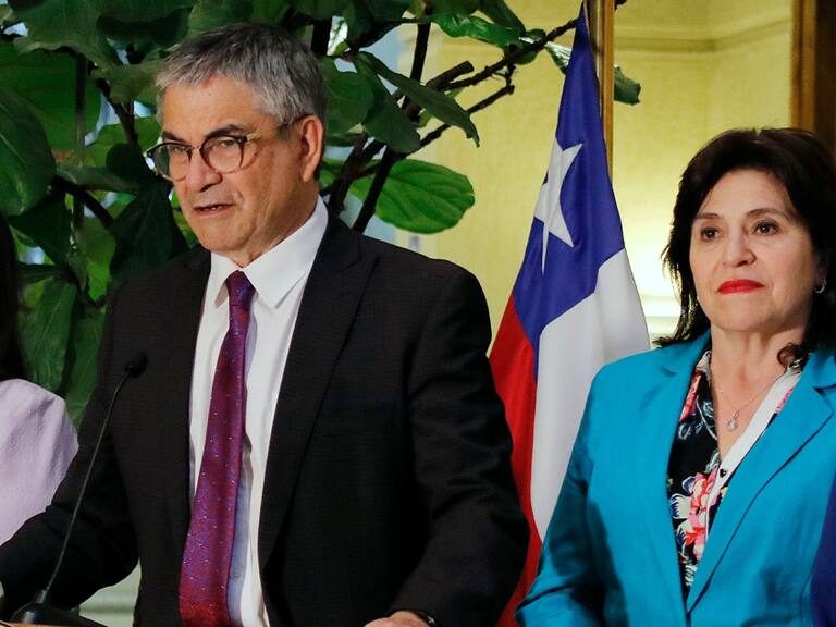 Ministro Marcel proyecta baja en el precio de los combustibles: reducción de valor se daría «durante varias semanas seguidas»