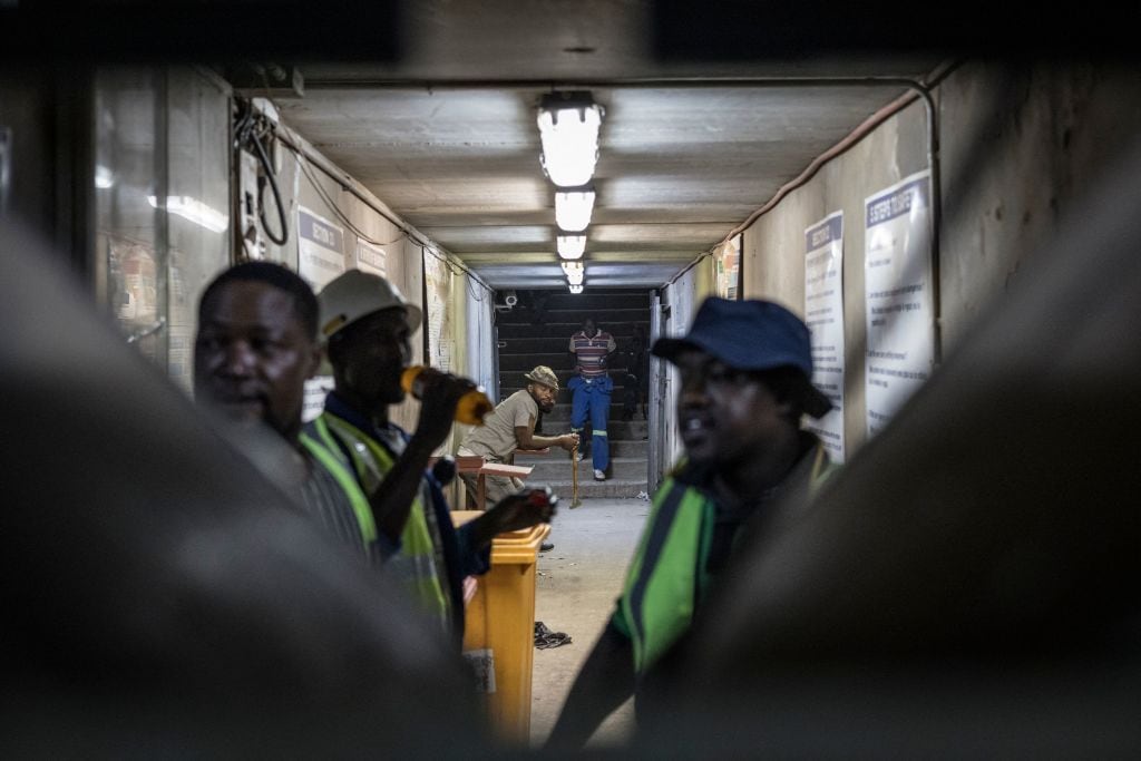 Trabajadores se mantienen encerrados en la mina Gold One en Sudáfrica
