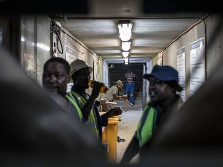 Trabajadores se mantienen encerrados en la mina Gold One en Sudáfrica