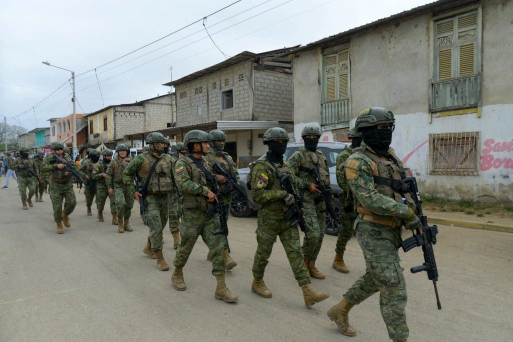 Policía militar se despliega en las calles de la ciudad de Santa Elena en Ecuador.