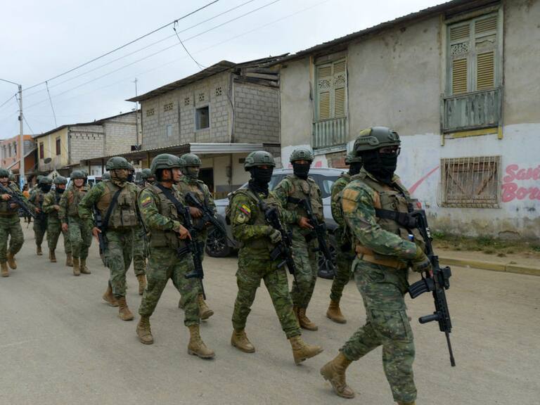 Policía militar se despliega en las calles de la ciudad de Santa Elena en Ecuador.