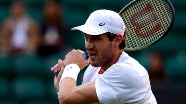 Nicolás Jarry cerró su postergado debut en Wimbledon con solvente triunfo ante Marco Cecchinato