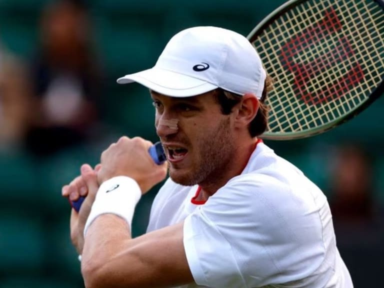 Nicolás Jarry cerró su postergado debut en Wimbledon con solvente triunfo ante Marco Cecchinato