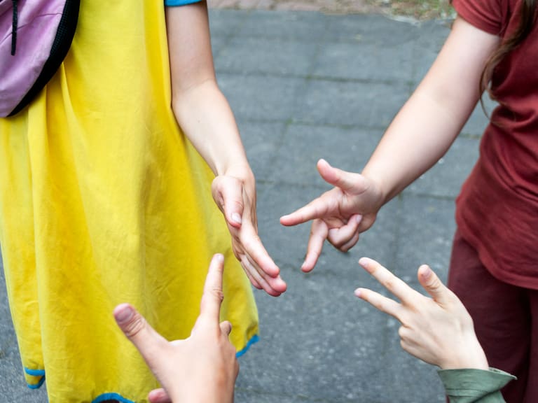 La ciencia del Ca Chi Pun: Neurocientíficos encuentran la clave para ganar en el “piedra, papel o tijeras”