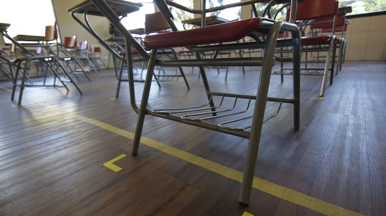 05 de octubre de 2020/SANTIAGOHoy se iniciaron clases presenciales para alumnos de la comuna de Vitacura. En la imagen separación de las sillas de una sala en el colegio Tabancura
FOTO: FRANCISCO CASTILLO/AGENCIAUNO