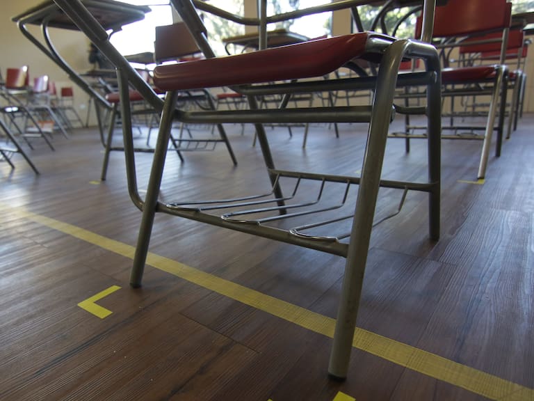 05 de octubre de 2020/SANTIAGOHoy se iniciaron clases presenciales para alumnos de la comuna de Vitacura. En la imagen separación de las sillas de una sala en el colegio Tabancura 
FOTO: FRANCISCO CASTILLO/AGENCIAUNO