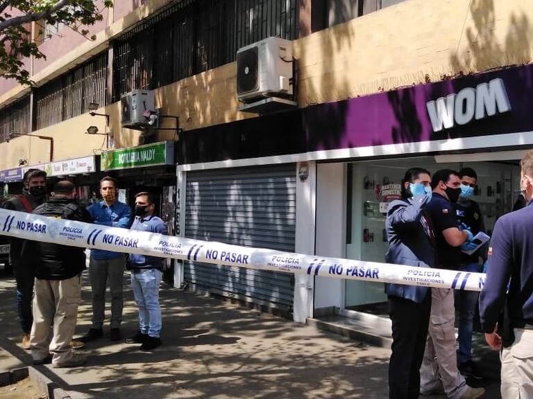 Efectivos de la PDI frustraron robo a tienda de WOM en el centro de Santiago
