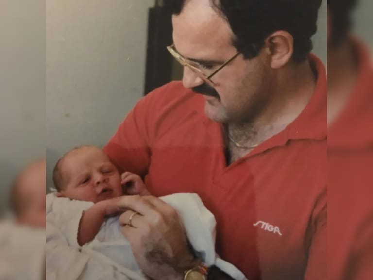 Conocido comediante sufre la muerte de su padre: le dio un ataque al corazón mientras nadaba en la playa