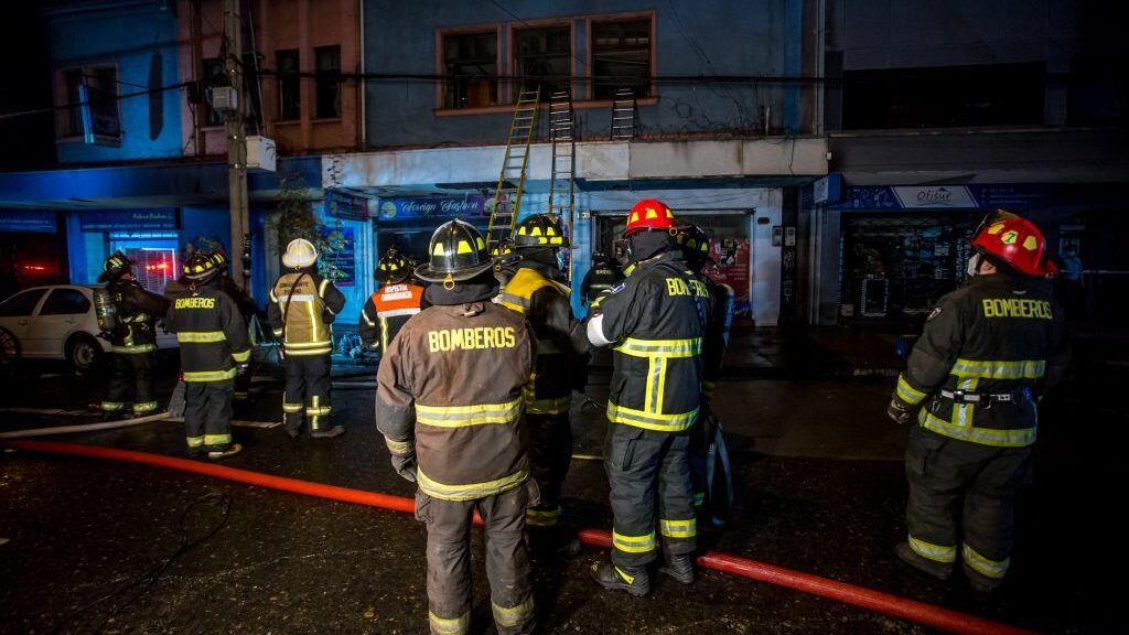 30 DE MAYO 2021 / OSORNOBomberos controlan incendio de tres locales comerciales del centro de la ciudad durante la fase 2 de la emergencia sanitaria provocada por el coronavirus.-
FOTO: FERNANDO LAVOZ /AGENClAUNO.