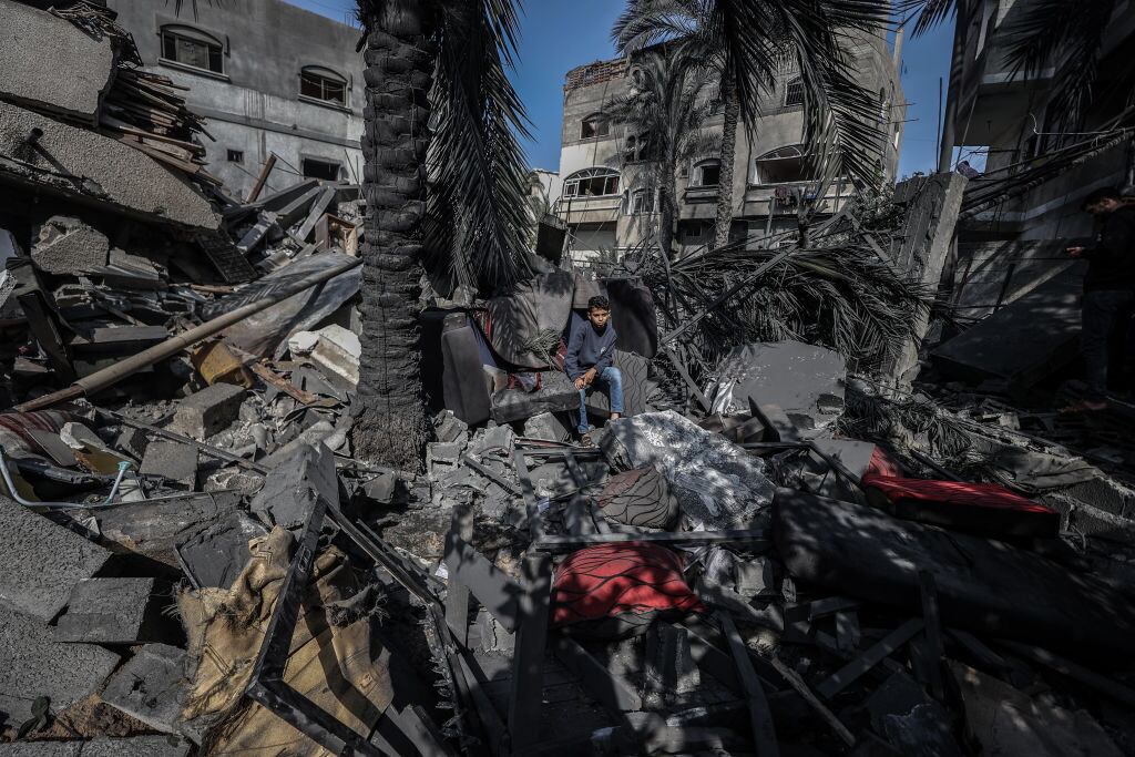 En Gaza un niño sobre su casa destruida tras un nuevo ataque de Israel
