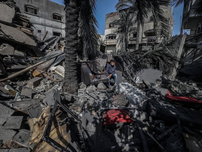 En Gaza un niño sobre su casa destruida tras un nuevo ataque de Israel