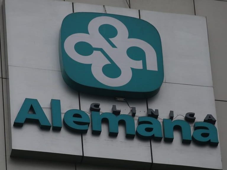 18 de marzo del 2021/SantiagoFachada de Clinica Alemana en el marco de las declaraciones del jefe de urgencias en las que da a conocer que en del 100% de camas UCI están ocupadas.
FOTO: KARIN POZO/AGENCIAUNO