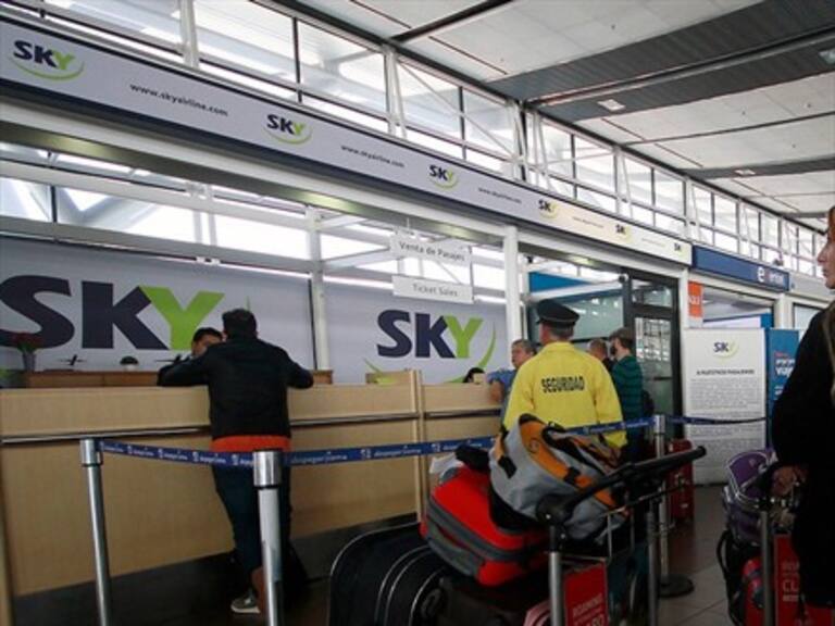 Aerolínea permitirá cambiar nombre en los pasajes y comprar asientos dentro del avión