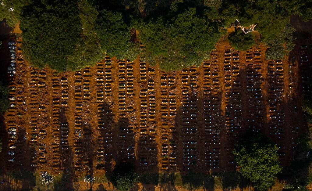 Una vista aérea de nuevas tumbas en el del Cementerio Vila Formosa de Sao Paulo