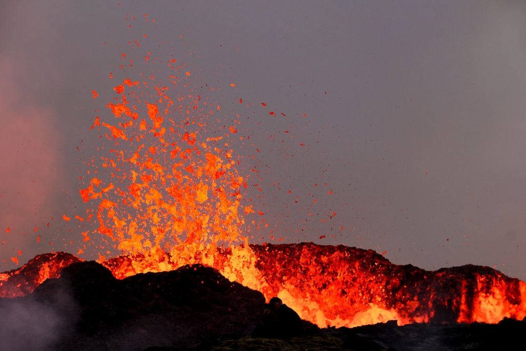 Mujer fallece tras caer al cráter de un volcán mientras posaba para una foto