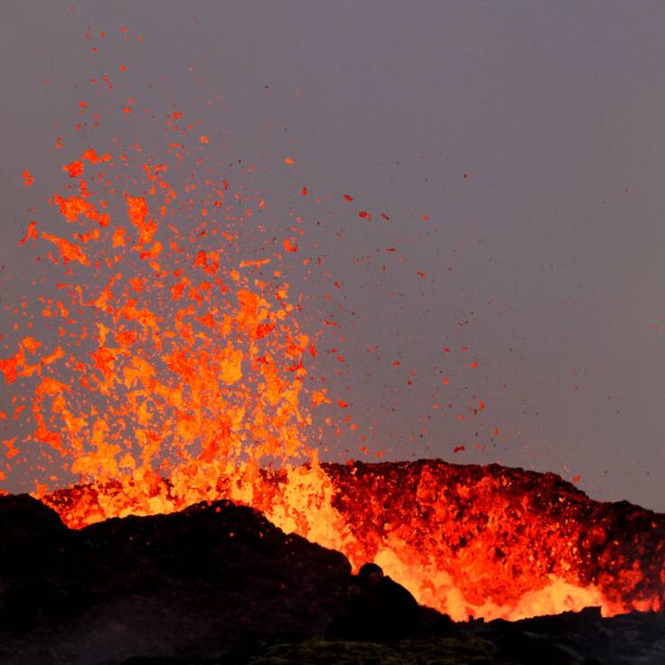 Mujer fallece tras caer al cráter de un volcán mientras posaba para una foto