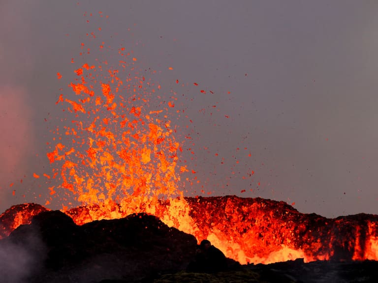 Mujer fallece tras caer al cráter de un volcán mientras posaba para una foto