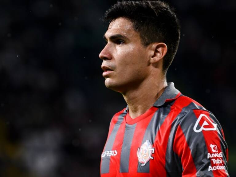 Cremonese de Pablo Galdames se irá a la B de Italia tras sufrir goleada ante el Bologna de Gary Medel