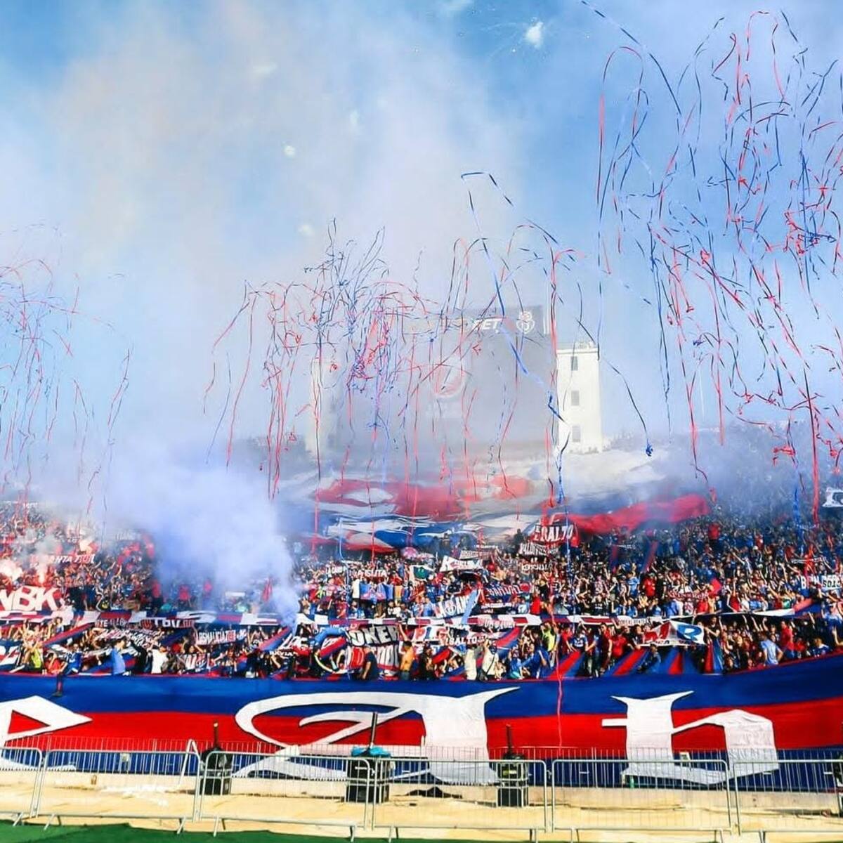 U de Chile vs Colo Colo: el espectacular recibimiento de los hinchas azules en el Superclásico del fútbol chileno