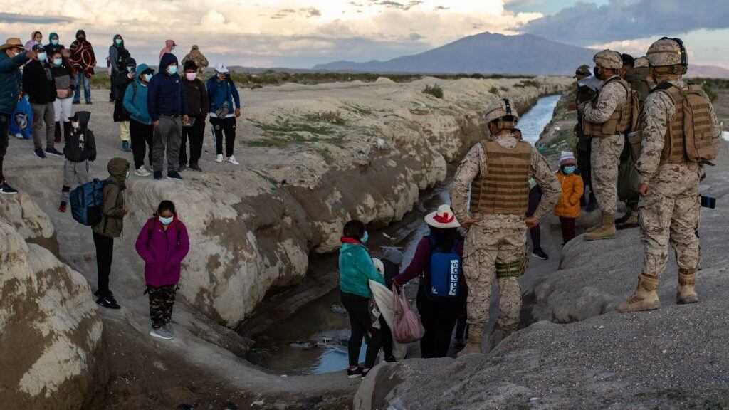 19 de Febrero 2022 / IQUIQUEMilitares intensifican resguardo en la frontera con Bolivia , especialmente durante la noche para impedir el ingreso de personas de manera irregular, retornando al vecino país a quienes detectan realizándolo.
FOTO: JOHAN BERNA / AGENCIAUNO