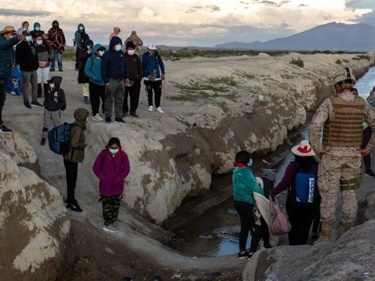 19 de Febrero 2022 / IQUIQUEMilitares intensifican resguardo en la frontera con Bolivia , especialmente durante la noche para impedir el ingreso de personas de manera irregular, retornando al vecino país a quienes detectan realizándolo.
FOTO: JOHAN BERNA / AGENCIAUNO