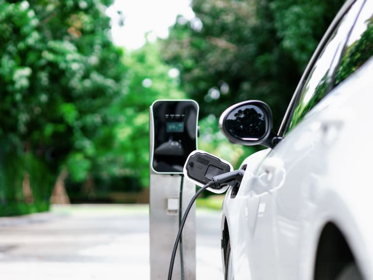 ¿Tienes un auto eléctrico? Estas son las aplicaciones para cargarlos en Chile