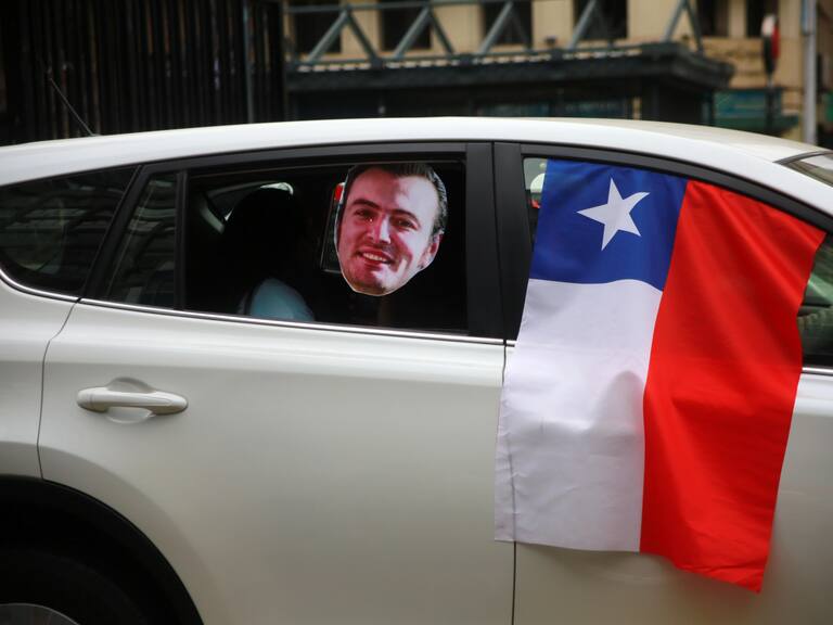 Partidarios del Rechazo protagonizaron caravana vehícular desde Plaza Italia hasta el Palacio de La Moneda