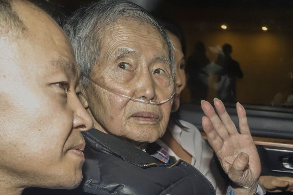 Los hijos acompañan al exdictador Alberto Fujimori al salir de la prisión de Barbadillo en la capital del Perú. El TC autorizó su salida antes de cumplir su condena.