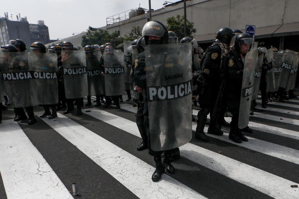 Policías de Perú se preparan para ir sobre manifestantes en Lima
