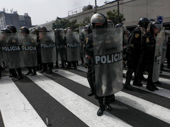 Policías de Perú se preparan para ir sobre manifestantes en Lima