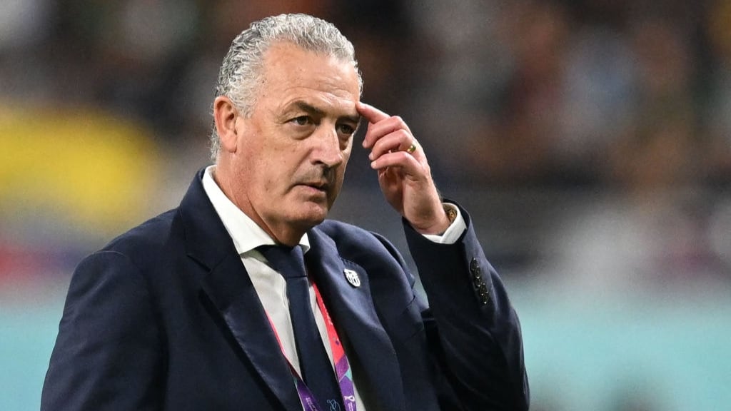 Gustavo Alfaro y su dolor tras quedar fuera de Qatar 2022: "Necesito tiempo para decidir si sigo dirigiendo o me retiro"