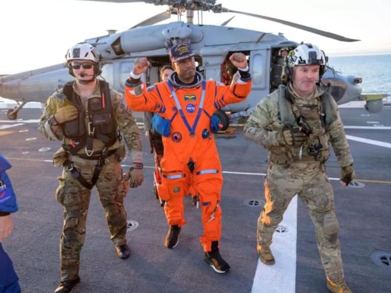 Primeras imágenes de Artemis II muestran a tripulación tras regreso a la Tierra