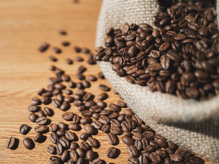 Precio del café se dispara mundialmente: este será su impacto en el mercado chileno