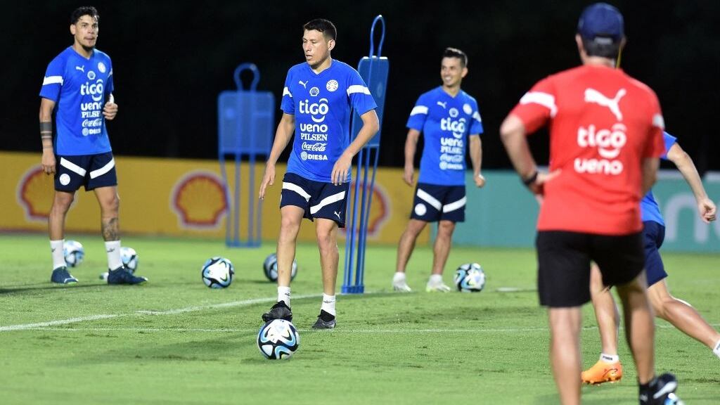 La formación de Paraguay para visitar a Chile en el Monumental