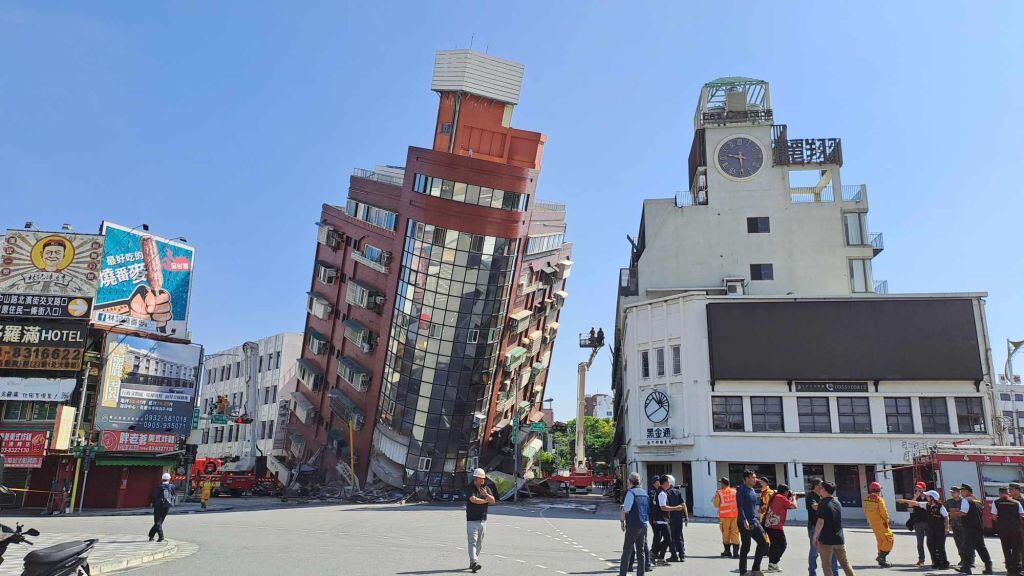 En la ciudad de Hualien un edificio colapsa luego del terremoto de magnitud 7.4 en la costa este de Taiwán.