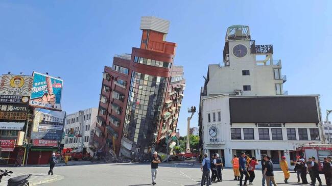 En la ciudad de Hualien un edificio colapsa luego del terremoto de magnitud 7.4 en la costa este de Taiwán.
