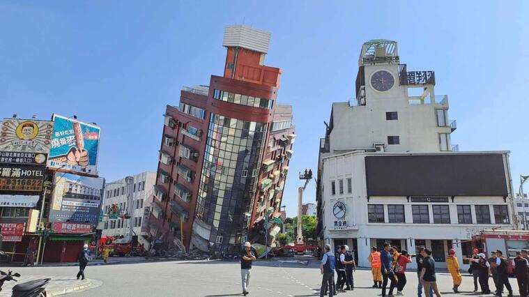 En la ciudad de Hualien un edificio colapsa luego del terremoto de magnitud 7.4 en la costa este de Taiwán.