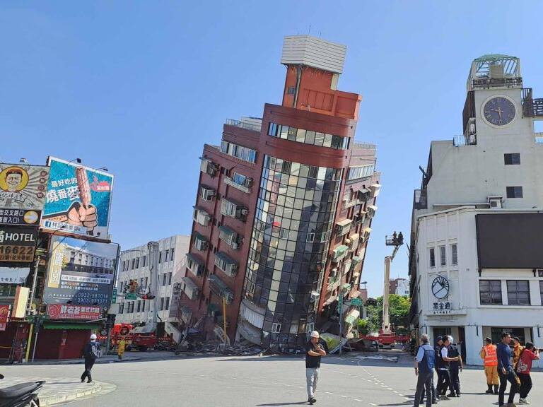 En la ciudad de Hualien un edificio colapsa luego del terremoto de magnitud 7.4 en la costa este de Taiwán.
