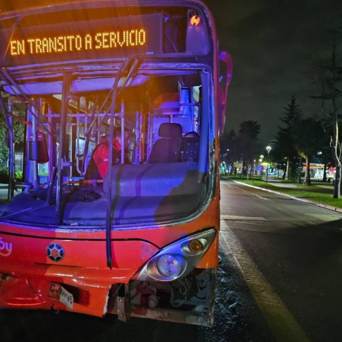 Las impactantes imágenes que dejó el accidente del conductor de bus que arrasó con postes, árboles y autos particulares