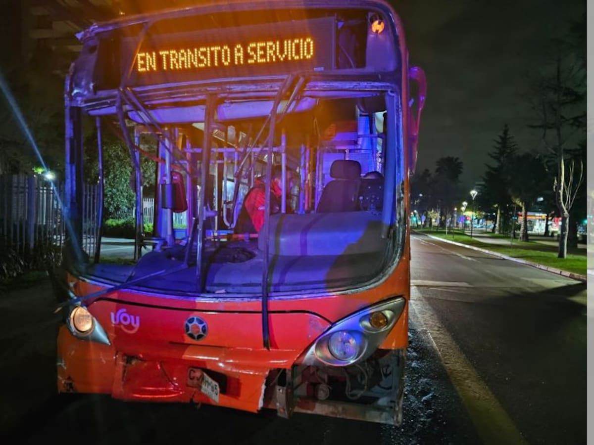 Las impactantes imágenes que dejó el accidente del conductor de bus que arrasó con postes, árboles y autos particulares