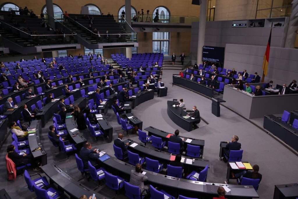 El canciller alemán Olaf Scholz habla ante el Bundestag en Berlín